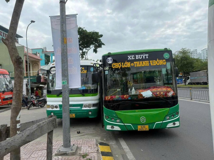La escena del segundo caso de autobuses se presiono, 1 vehiculo fue forzado en la acera. Foto: Duy Minh