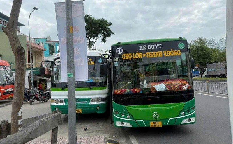 The scene of 2 buses forced together, 1 bus forced onto the sidewalk. Photo: Duy Minh