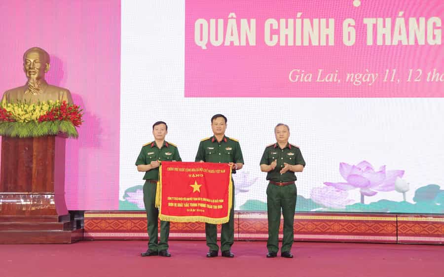 Bajo la autorizacion del Superior, el Mayor General Hoang Van Sy - Comandante del 15º Ejercito del Ejercito otorgo la bandera de emulacion del Gobierno al colectivo de la Compañia 78, la unidad con muchos trabajadores montañosos. Foto: Vinh Hoang