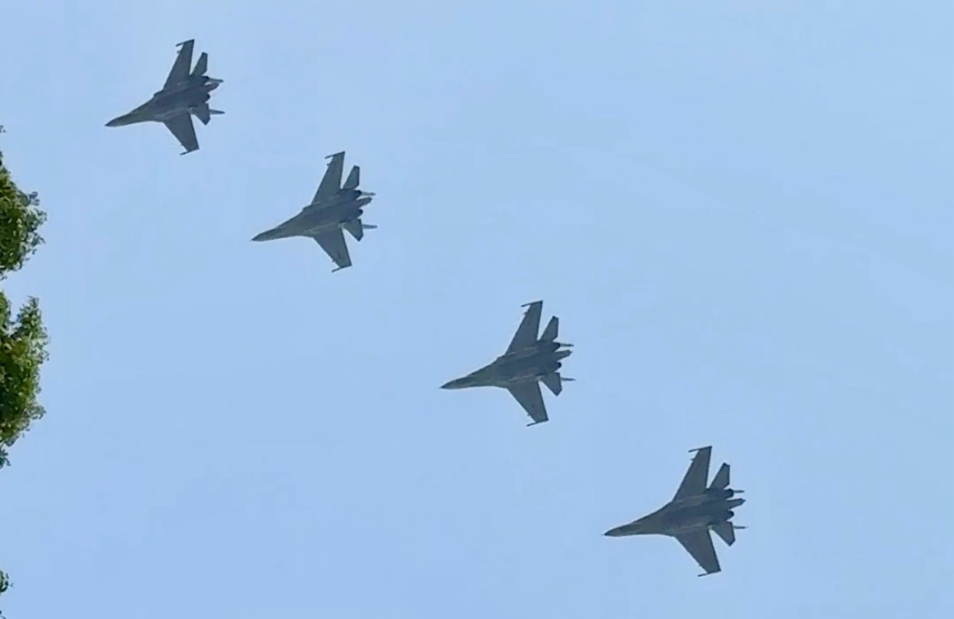 9つの飛行隊と30隻の航空機が訓練飛行に参加し、建国80周年記念式典(9月2日)を歓迎する予定です。写真:ミン・タム