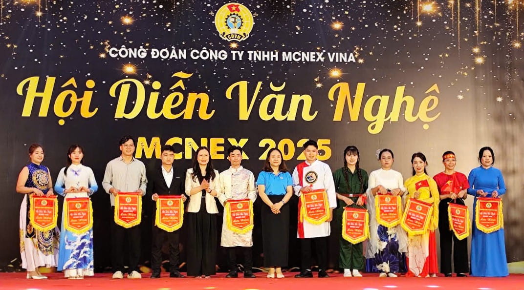 組織委員会は、「MCNEX 2025文化芸術祭」に参加する代表チームに記念旗を贈呈しました。写真:Dieu Anh