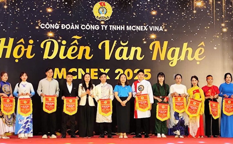 The organizing committee presented souvenir flags to the teams participating in the " MCNEX 2025 Art Show". Photo: Dieu Anh