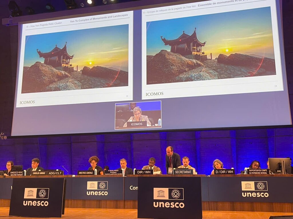 El profesor Nikolay Nenov (Bulgaria) - Presidente de la reunion escribio oficialmente un martillo para reconocer las reliquias y paisajes de Yen Tu - Vinh Nghiem, Con Son, Kiep Bac (en las provincias de Quang Ninh, Bac Ninh y Hai Phong City) como herencia mundial. Foto: Departamento de Patrimonio Cultural