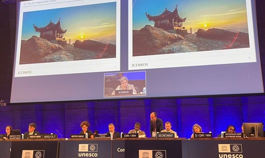 Giáo sư Nikolay Nenov (Bulgaria) - Chủ tịch Kỳ họp đã chính thức gõ búa công nhận Quần thể di tích và danh thắng Yên Tử - Vĩnh Nghiêm, Côn Sơn, Kiếp Bạc (thuộc địa bàn các tỉnh Quảng Ninh, Bắc Ninh và thành phố Hải Phòng) là Di sản Văn hóa Thế giới. Ảnh: Cục Di sản Văn hóa