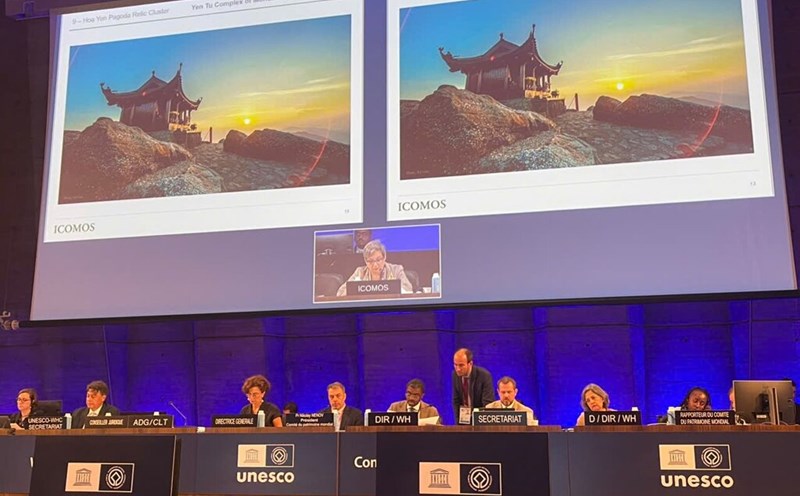 Professor Nikolay Nenov (Bulgaria) - Chairman of the meeting officially typed a hammer to recognize the relics and landscapes of Yen Tu - Vinh Nghiem, Con Son, Kiep Bac (in the provinces of Quang Ninh, Bac Ninh and Hai Phong City) as a world cultural heritage. Photo: Department of Cultural Heritage