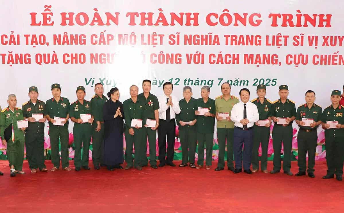 トルオン・タン・サン前大統領は、トゥイエン・クアンで政策家族の贈り物をしました。写真：van nghi