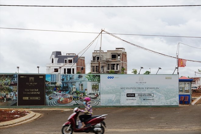 FLC Hilltop Gia Lai高級ホテル、スーパーマーケット、ショッピングモール複合施設の外。写真:Thanh Tuan