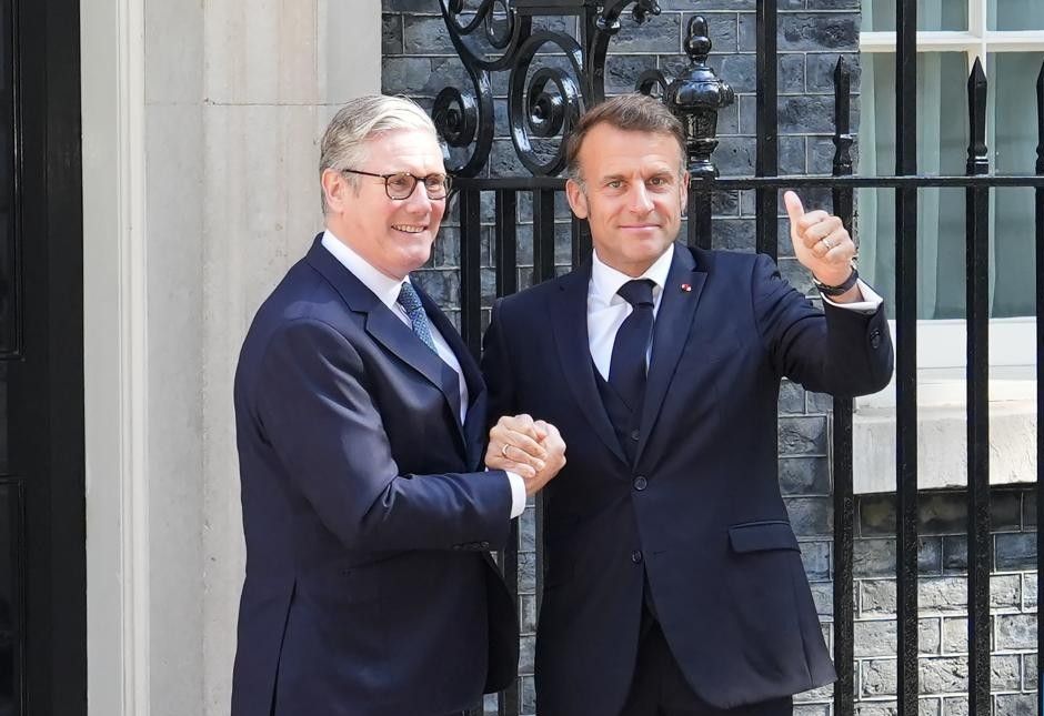 El primer ministro britanico, Keir Starmer (izquierda) y el presidente frances, Emmanuel Macron, llegaron a un nuevo acuerdo sobre armas nucleares en la visita del presidente frances, el 10 de julio de 2025. Foto: Xinhua