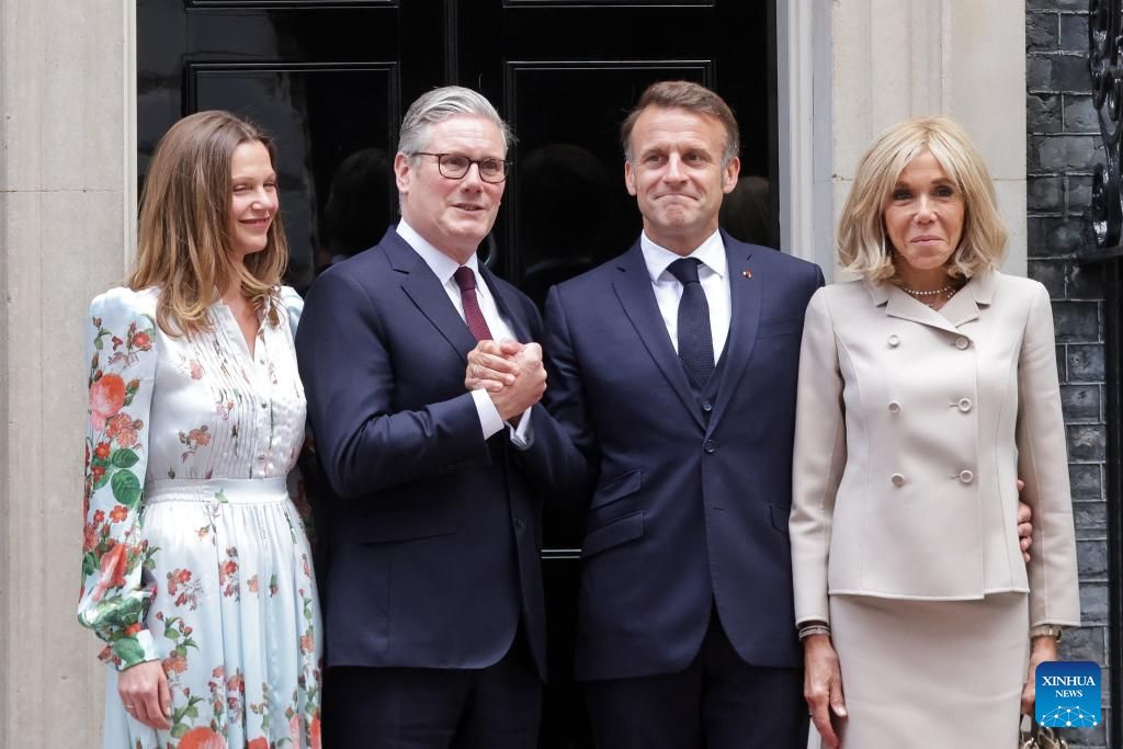 Thu tuong Anh Keir Starmer (thu 2 tu trai sang) va Phu nhan Victoria Starmer chao don Tong thong Phap Emmanuel Macron (thu 2 tu phai sang) va Phu nhan Brigitte Macron tai So 10 pho Downing o London, Anh, ngay 9.7.2025. Anh: Xinhua