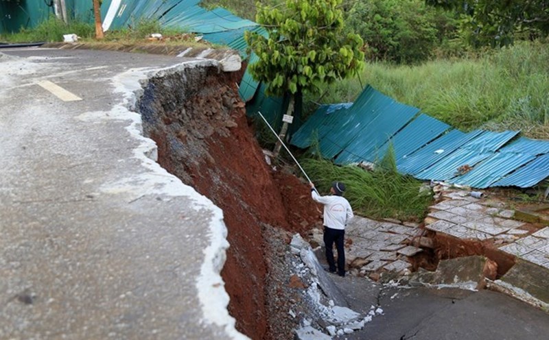 Scene of the subsidence incident on National Highway 14 (Ho Chi Minh Road) through Dak Nong Province. Photo: Bao Lam