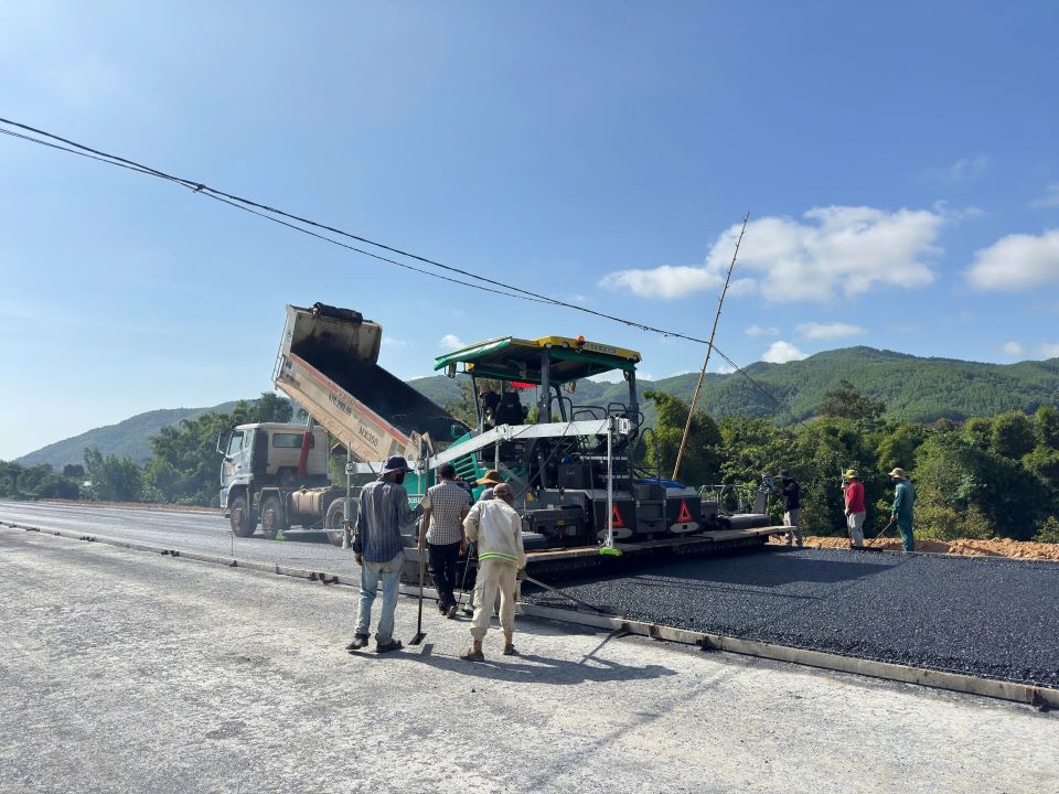 Using bamboo to block electric wires to construct the Khanh Hoa - Buon Ma Thuot expressway project. Photo: Bao Lam