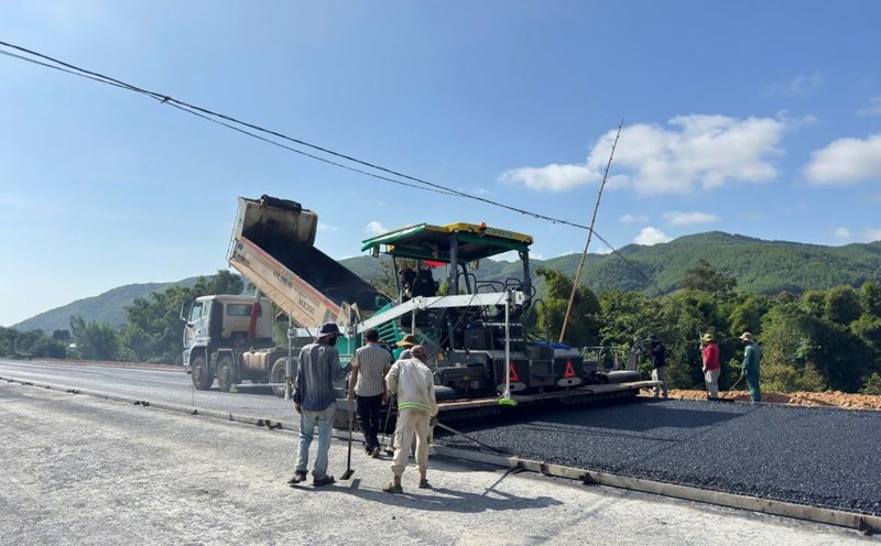 Using bamboo to block electric wires to construct the Khanh Hoa - Buon Ma Thuot expressway project. Photo: Bao Lam