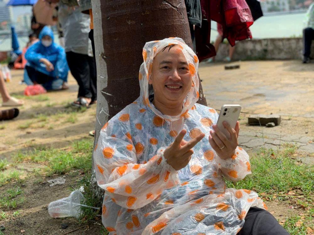 People and tourists arrived 11 hours early to choose a beautiful place to watch the DIFF 2025 final. Photo: Thanh Huyen
