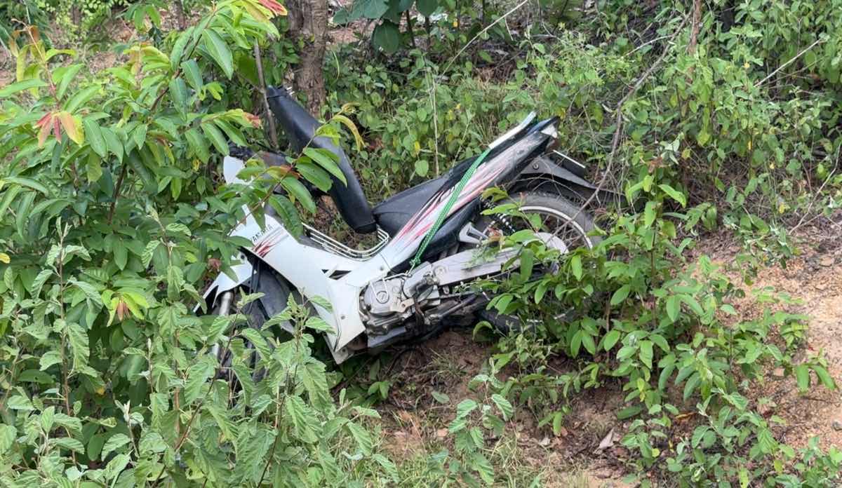 현장의 오토바이 옆에는 풀에 덮여 사망한 남성이 있습니다. 사진: Duy Tuan