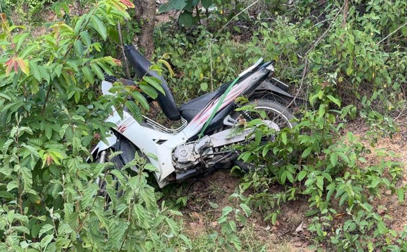 The motorbike at the scene, next to it, was a man who died and was covered by grass. Photo: Duy Tuan