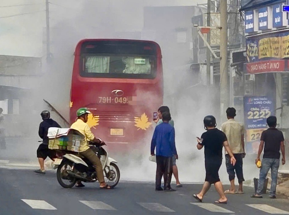 Xe khach giuong nam boc khoi nghi ngut. Anh: NDCC