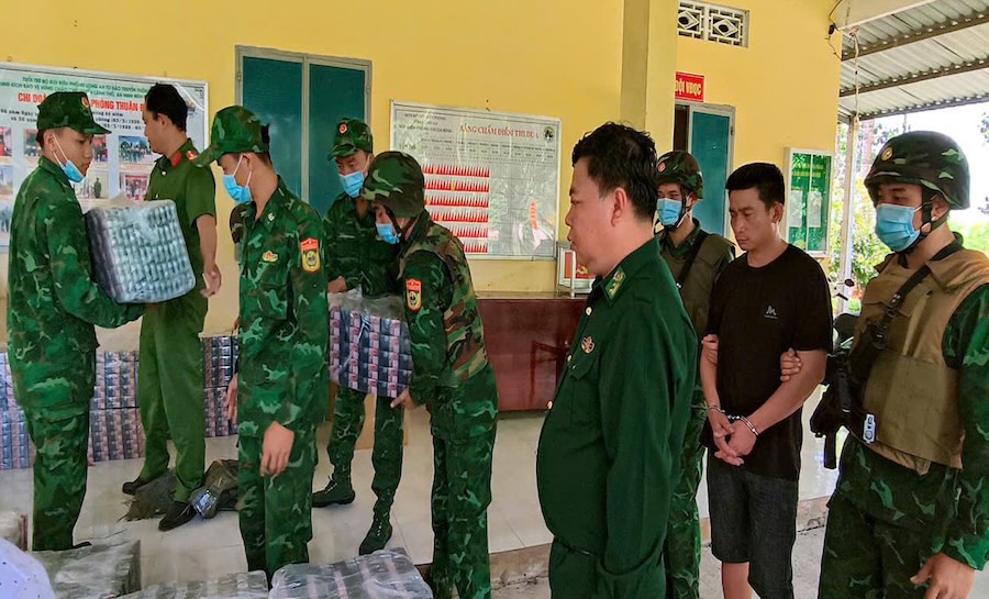 Lực lượng chức năng tỉnh Tây Ninh kiểm tra, bắt giữ lượng lớn thuốc lá điếu nhập lậu. Ảnh: BĐBP cung cấp