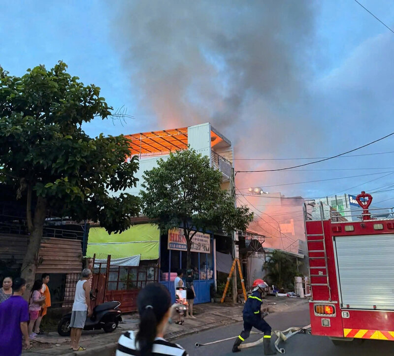 오후 7시 30분까지 꽝응아이성 꼰 구역의 화재는 기본적으로 진압되었습니다. 사진: 팜 민 프엉