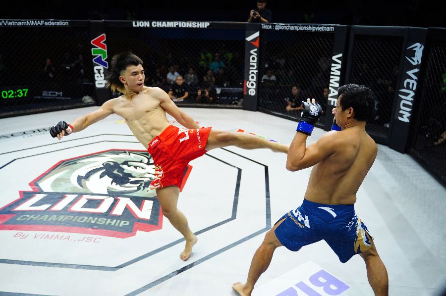 Tran 2 la MMA Striking hang 65kg giua Luu Huy Duc (do) va Dinh Van Can (xanh). Ngay tu hiep dau tien, Huy Duc chu dong ap sat, tao ap luc va chiem linh the tran bang nhip danh cao va lien tuc. Sang hiep hai, anh tiep tuc duy tri suc ep, trong khi doi thu bat dau xuong suc.