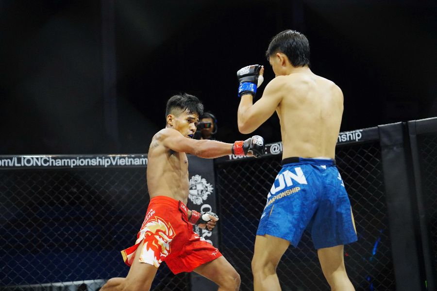 Tran 3 la man so tai MMA Striking hang 56kg giua Ly Duol (do) va Vo Tien Dat (xanh). Ngay tu hiep dau tien, Vo Tien Dat da the hien su vuot troi bang viec lien tuc ap dao doi thu voi nhip danh don dap va su tu tin cao do. Ly Duol no luc chong tra bang cac pha da phan cong, nhung phan lon deu khong tao duoc suc ep ro ret.