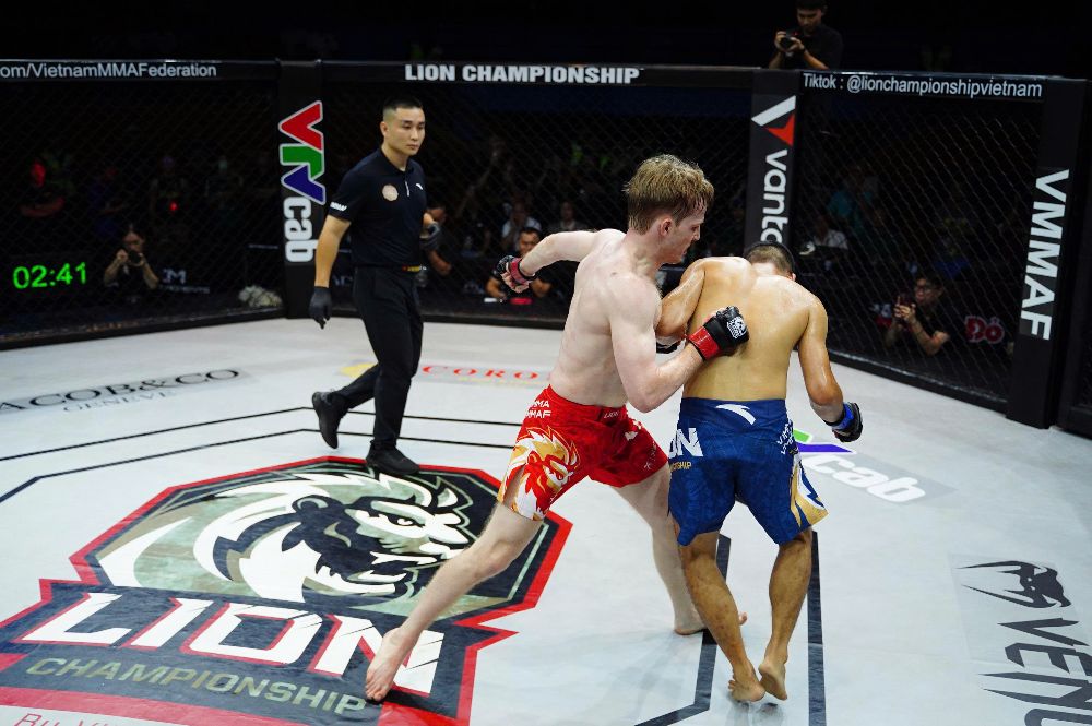 Tran 4 la man so tai MMA Pro hang 65kg giua Harry Smith (do) va Pham Anh Duc (xanh). Ngay tu nhung giay dau tien, guong mat cua Pham Anh Duc da do mau sau cac pha ra don ap sat cua doi thu o the nam san. Du anh da rat no luc va tao the tran giang co trong hiep hai, mot cu vap chan bat ngo khien Anh Duc mat the, tao co hoi de Smith khai thac triet de.