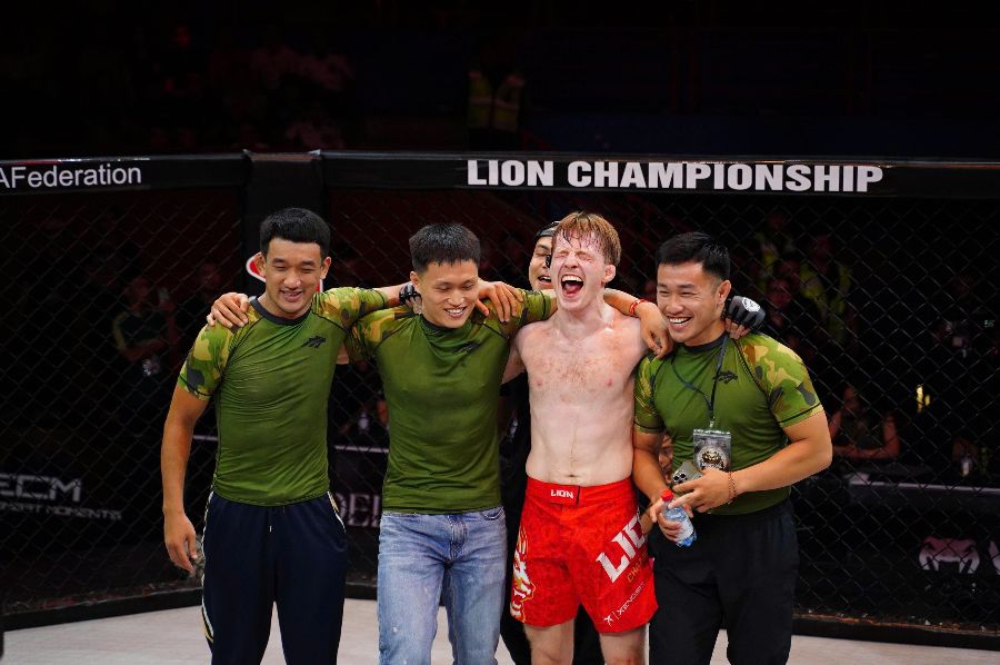 Harry Smith lap tuc khoa tay, siet co va tung loat goi lien hoan khien goc dai mau xanh bi ha guc hoan toan. Ket qua, Harry Smith gianh chien thang knock-out truoc Pham Anh Duc sau nhung cu len goi lien hoan o hiep 2.