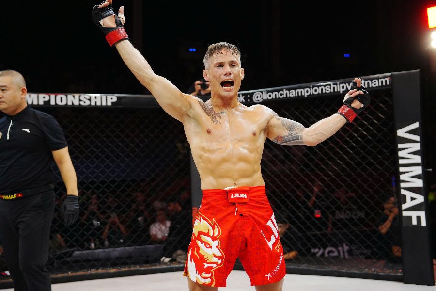 O man so tai thu 5 la tran MMA Pro hang 56kg giua Liam Arnold (do) va Bui Phong Son (xanh). Ket qua, Liam Arnold gianh chien thang submission truoc Bui Phong Son o hiep 1.