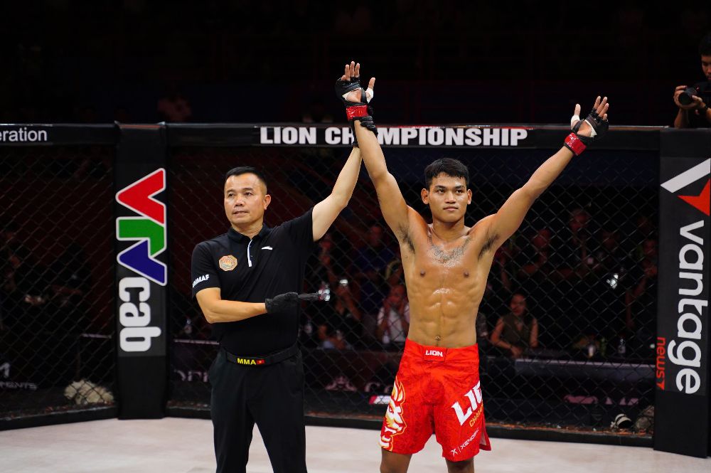 Tran dau da ket thuc day chong vanh khi Danh Quoc gianh chien thang knockout chi voi mot don duy nhat ngay trong hiep dau.