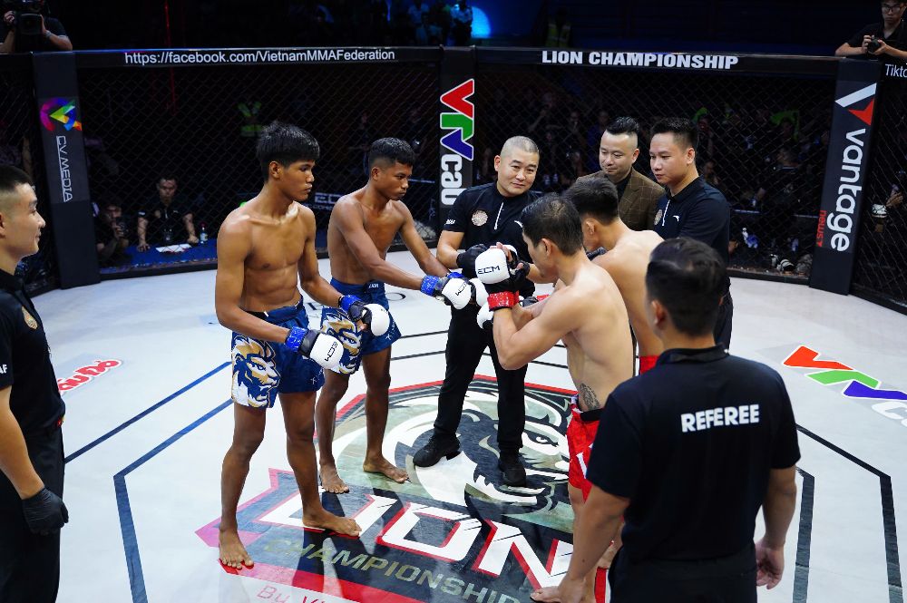 Tran 7 la MMA DUO hang 130kg giua Dong Son (do) va Phnom Penh (xanh).