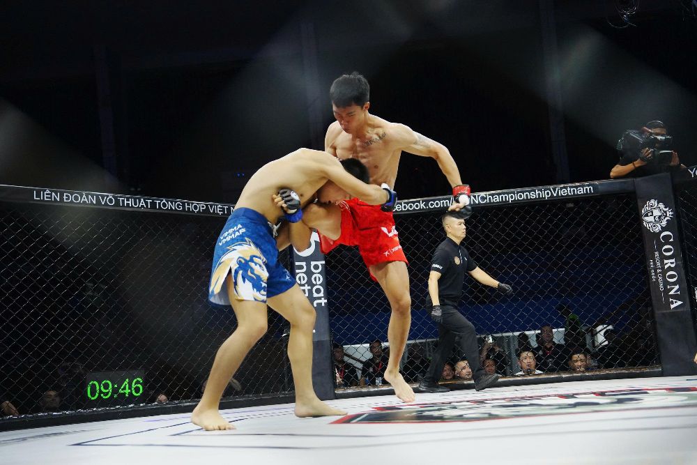 Ha The Anh (doi do) the hien niem tin tuyet doi vao dong doi khi chap nhan de Gia Dien Tan (xanh) kim kep. O goc con lai, Thanh Thoan (doi do) tung ra con mua don dam khien guong mat Truong Yen Long (doi xanh) nhuom mau, buoc trong tai phai som can thiep.