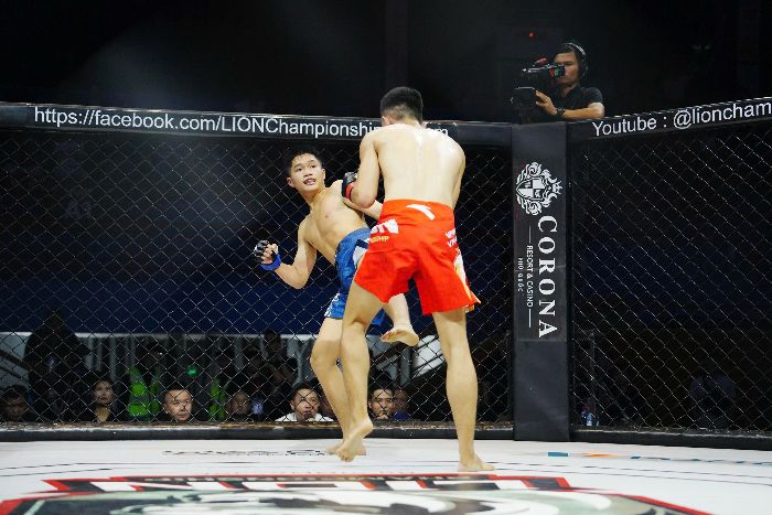Toi 12.7, giai vo thuat tong hop MMA LION Championship 24 (LC24) da dien ra tai nha thi dau Tay Ho (Ha Noi). Mo man la tran MMA Striking hang 56kg giua Tran Huy Hai (xanh) va Le Quang Tri (do). Tran dau khoi dau voi nhung pha da dep mat tu ca hai vo si, nhung buoc sang hiep hai, Tran Huy Hai dan the hien su vuot troi ve kinh nghiem.