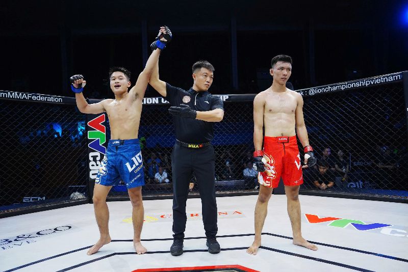 Huy Hai lien tuc bat duoc thoi diem ra don hop li. Trong khi do, Le Quang Tri to ra kha do du trong nhung pha ra don, thieu ap luc can thiet de tao dau an ro rang voi cac giam dinh. Dien bien hiep ba tiep tuc theo chieu huong co loi cho Huy Hai khi anh di chuyen linh hoat va chu dong hon trong viec dieu tiet the tran. Chung cuoc, Tran Huy Hai gianh chien thang tinh diem dong thuan sau ba hiep dau.
