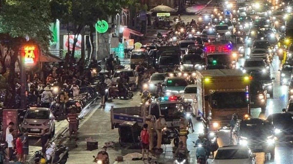 Ngã ra đường sau va chạm, cô gái bị ôtô cán tử vong