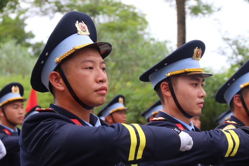 Nguyen Hoang Nam 동지 인민 공안 공군 남성 장교 블록이 훈련장에서 훈련하고 있습니다. 사진: Nguyen Linh