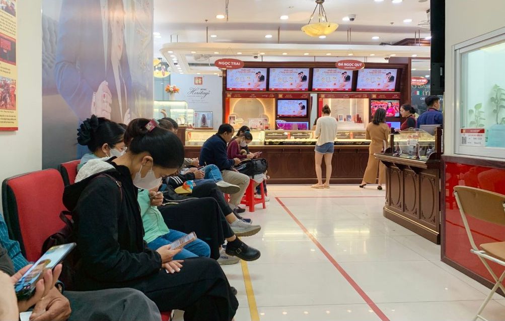 Nguoi dan xep hang cho giao dich vang tai mot cua hang kinh doanh o Ha Noi.