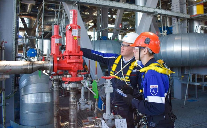 employee of the Russian gas plant Amur. Photo: Gazprom