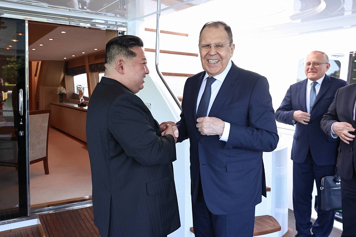 El lider norcoreano Kim Jong-un recibe al ministro de Relaciones Exteriores ruso Sergei Lavrov en Pyongyang, 12 de julio de 2025. Foto: Ministerio de Asuntos Exteriores de Rusia