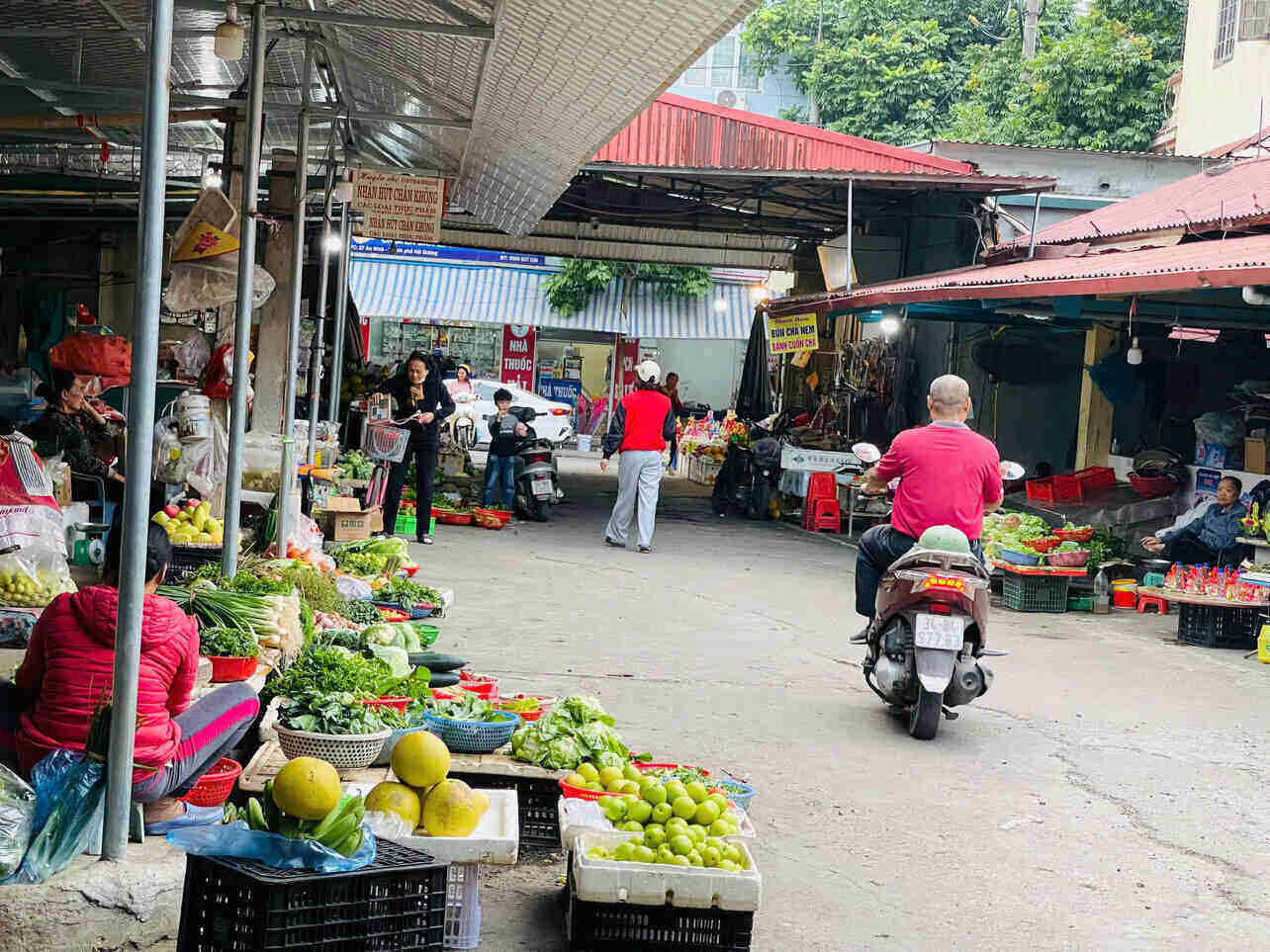Traditional market traders in Hai Phong adapt to avoid being left behind. Photo: Mai Huong
