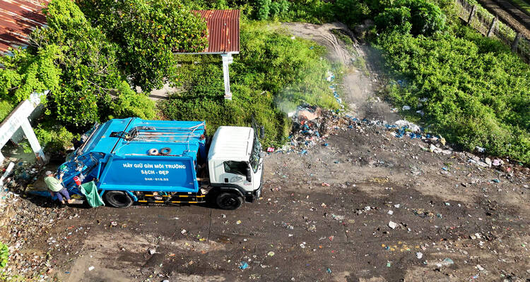 La chaussee est collectee proprement au point de rassemblement polluant depuis plus d'un an. Photo : Hoang Loc