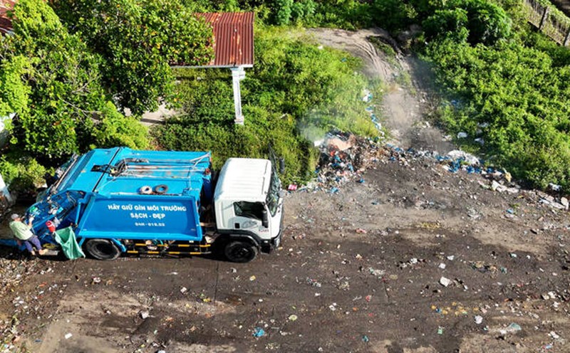 Garbage is collected cleanly at the collection point, causing pollution for more than a year. Photo: Hoang Loc