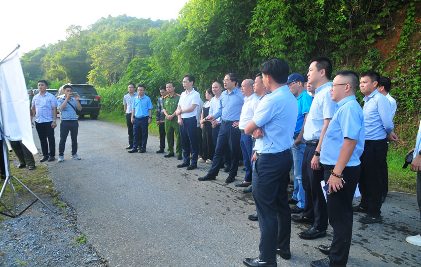 라오까이성 당위원회 서기 Trinh Xuan Truong이 사파 공항 프로젝트 현장을 시찰하고 있습니다. 사진: Quang Thieu