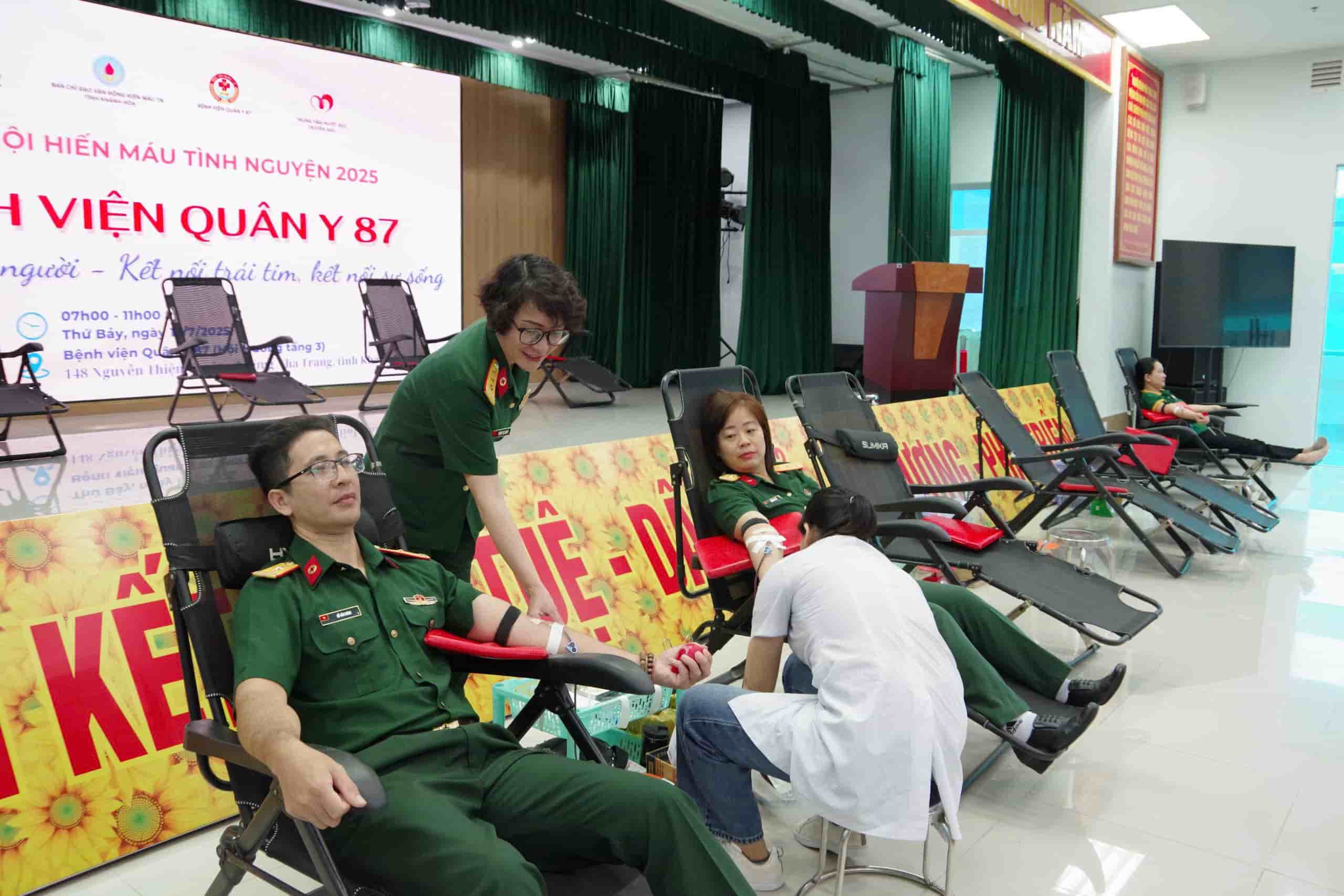 Ngay hoi thu hut hon 150 can bo, nhan vien Benh vien Quan y 87 huong ung tham gia hien mau. Anh: Huu Long