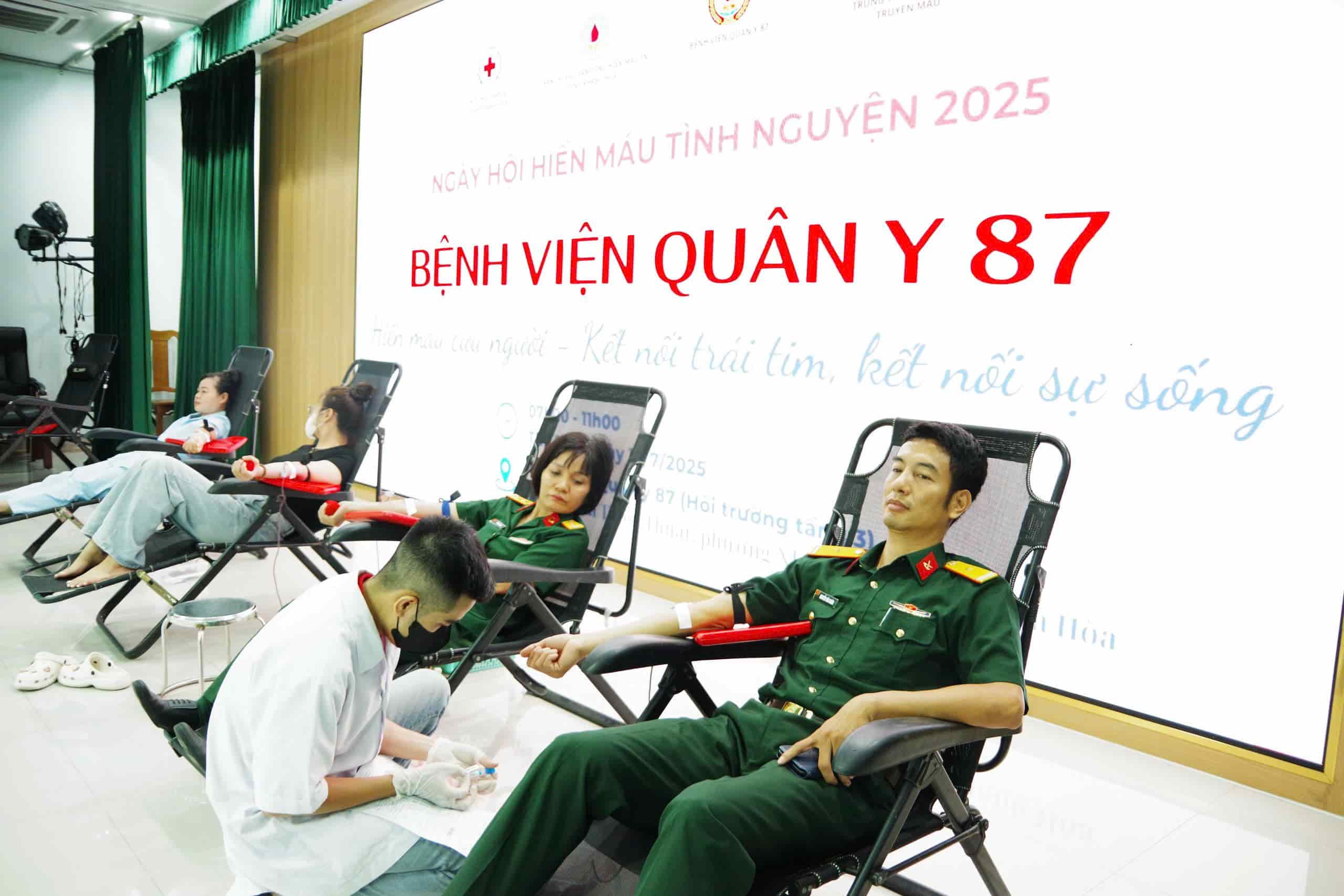 More than 150 officers and staff of Military Hospital 87 participated in voluntary blood donation in Khanh Hoa. Photo: Huu Long