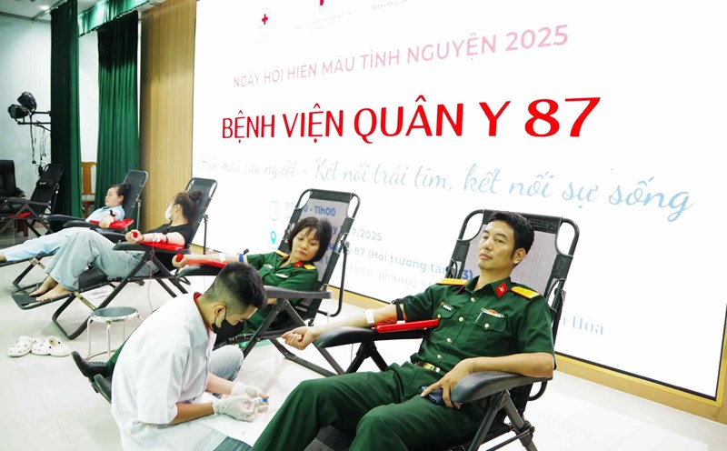 More than 150 officers and staff of Military Hospital 87 participated in voluntary blood donation in Khanh Hoa. Photo: Huu Long
