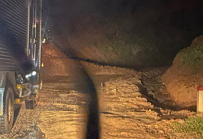 까오방의 일부 도로가 폭우로 인해 일시적으로 단절되어 산사태가 발생했습니다. 사진: Huan Hoi