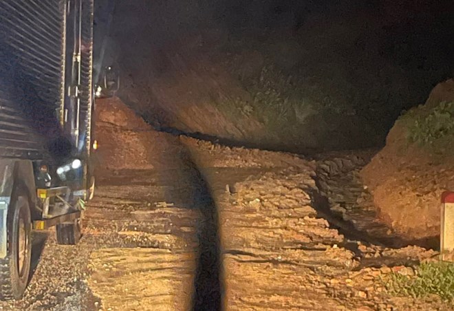 Nhiều tuyến đường tại Cao Bằng sạt lở trong đêm, giao thông tạm thời chia cắt