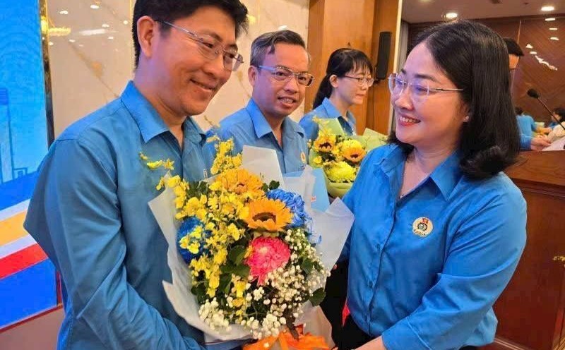 Ms. Nguyen Kim Loan - Vice President of the Ho Chi Minh City Labor Federation - presented flowers to congratulate the chairmen of trade unions of wards, communes and special zones in Ho Chi Minh City. Photo: Nam Duong