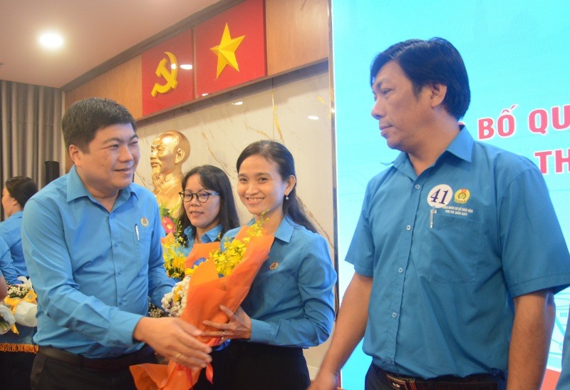 Ong Nguyen Tan Dat - Pho Chu tich LDLD TPHCM - tang hoa chuc mung cac chu tich cong doan phuong, xa, dac khu tren dia ban TPHCM. Anh: Duc Long