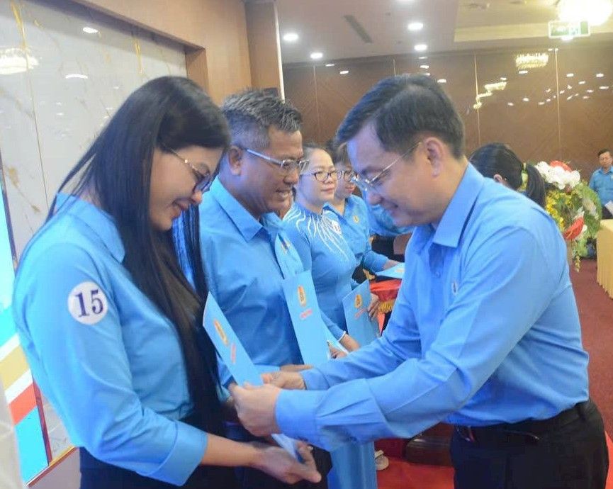 Ong Pham Trong Nhan - Pho Chu tich LDLD TPHCM - tang hoa chuc mung cac chu tich cong doan phuong, xa, dac khu tren dia ban TPHCM. Anh: Duc Long