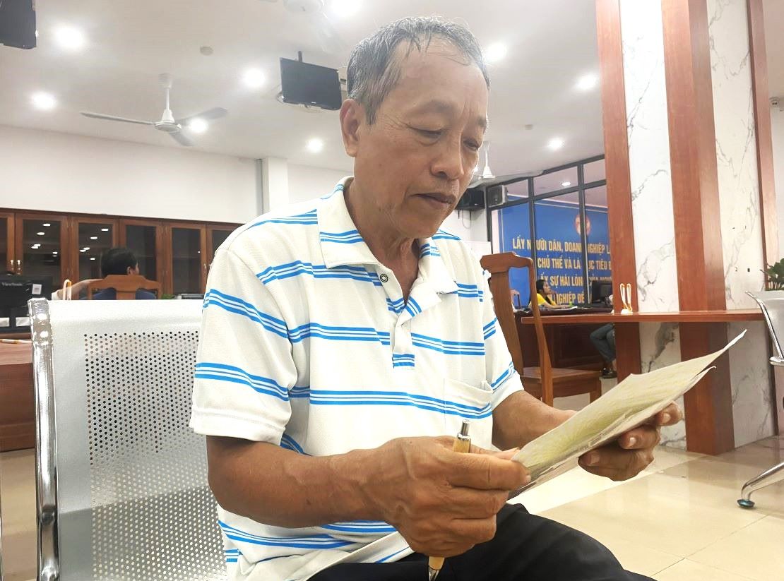 Ong Nguyen Tien Hung di lam thu tuc hanh chinh. Anh: Thanh Quynh